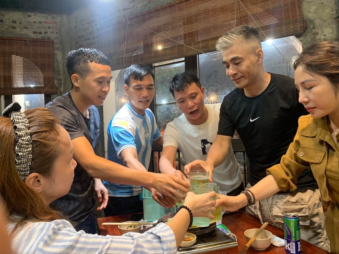 Anh chị em nâng ly chúc mừng