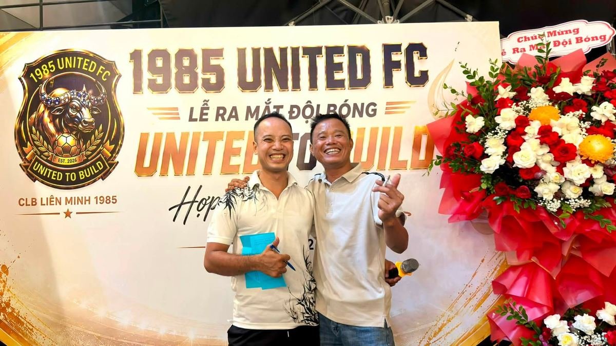 Thành viên 1985 United FC trước phông lễ ra mắt đội bóng